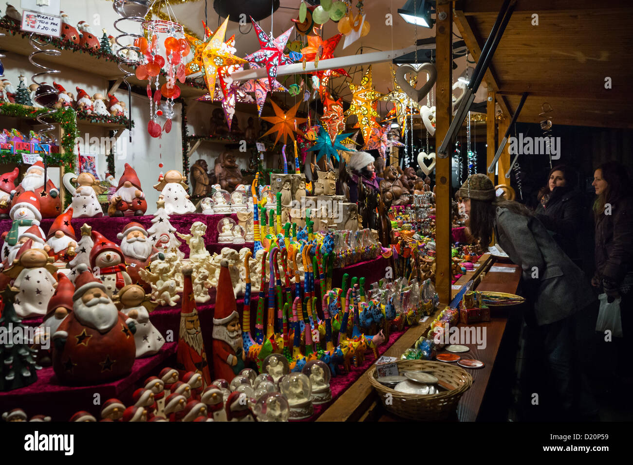 Édimbourg, l'hiver - le marché de Noël. Avec blocage cadeaux Artisanat, visiteurs parler à exposant. Banque D'Images