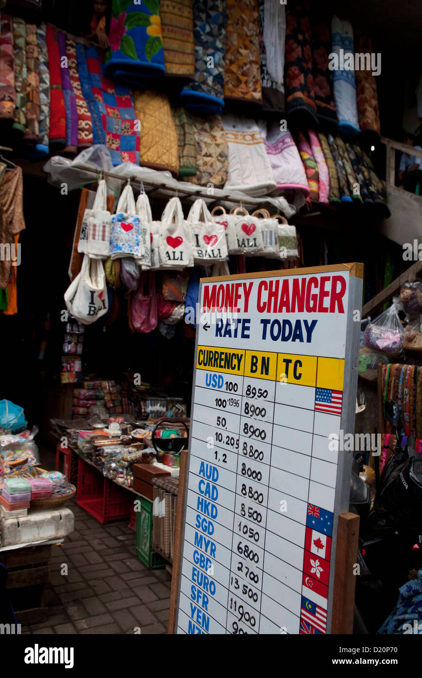 Affichage des taux de devises dans le marché de Ubud, Bali, Indonésie Photo  Stock - Alamy