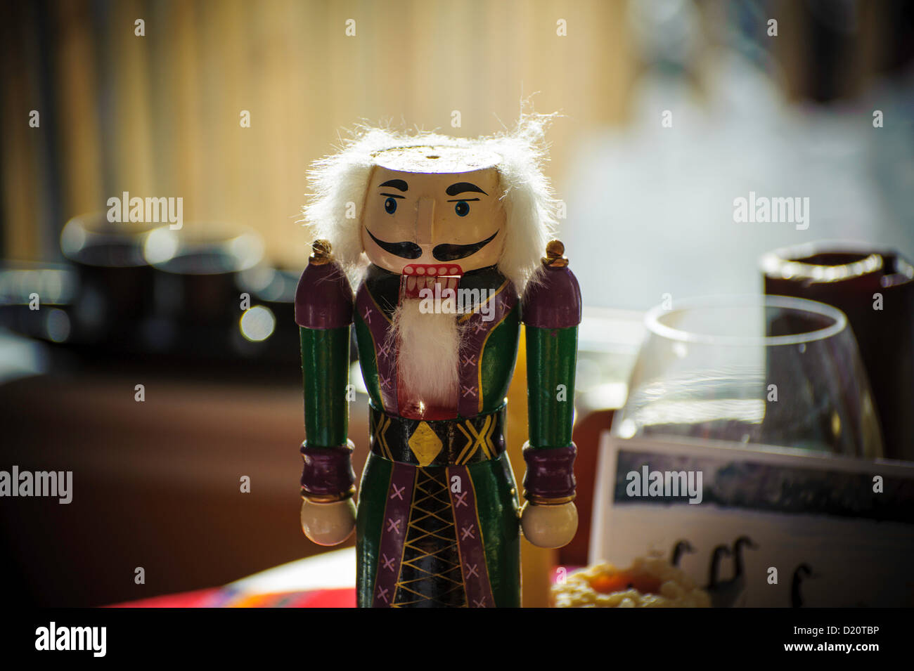 Une poupée Casse-noisette sa couronne manquant Banque D'Images
