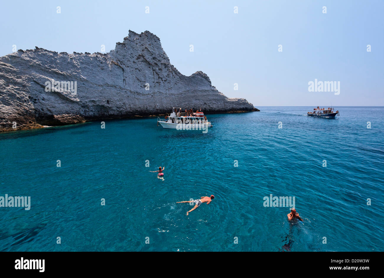 Les gens baignade à Chiaia di Luna, île de Ponza, les îles pontines, lazio, Italie, Europe Banque D'Images