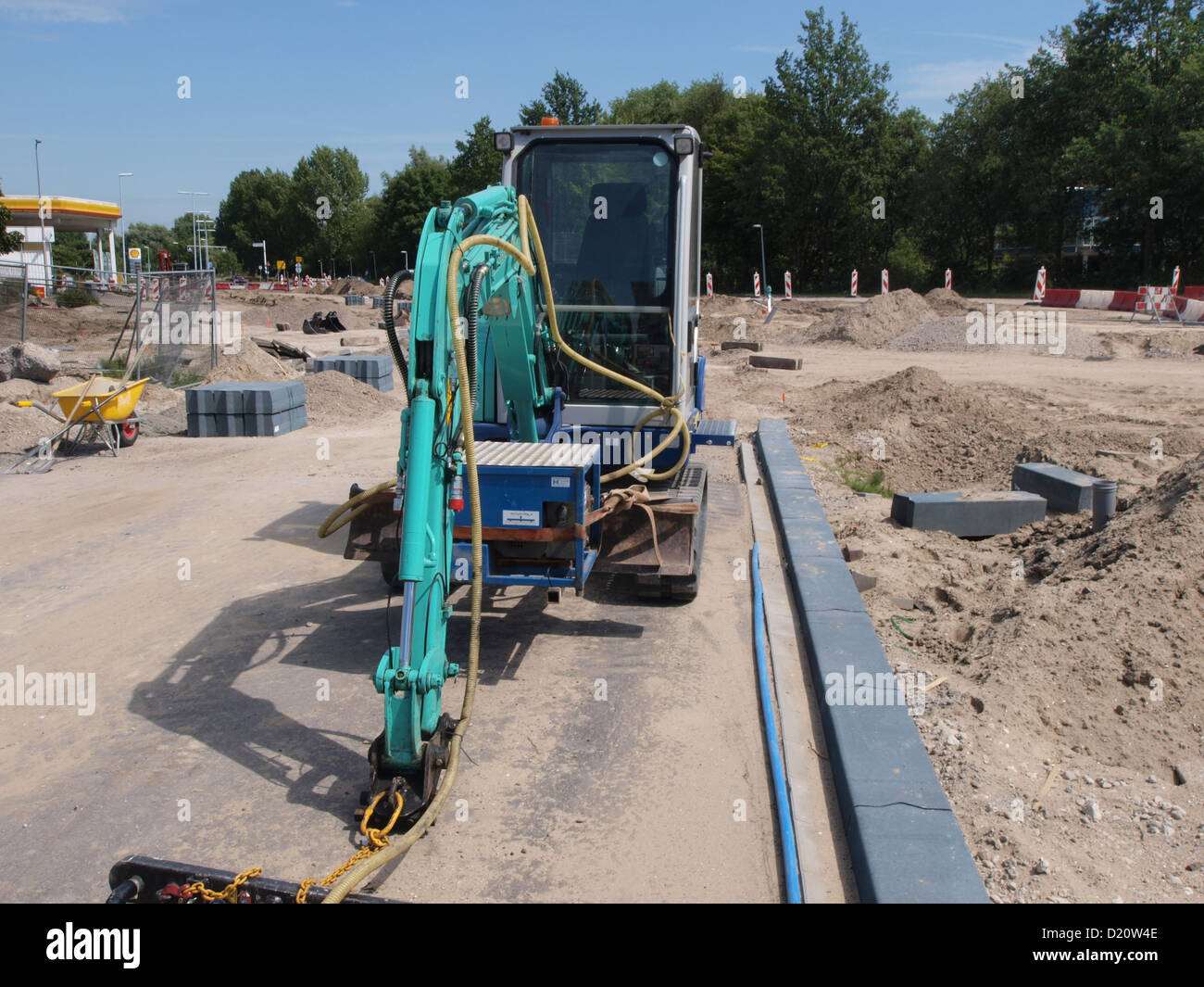 La mini-pelle IHI 30 est une machine compacte mais puissante utilisée pour l'excavation, l'excavation et la construction dans les espaces restreints. Reconnu pour son efficacité et sa maniabilité, il est un outil essentiel dans les projets de construction à petite échelle. Banque D'Images