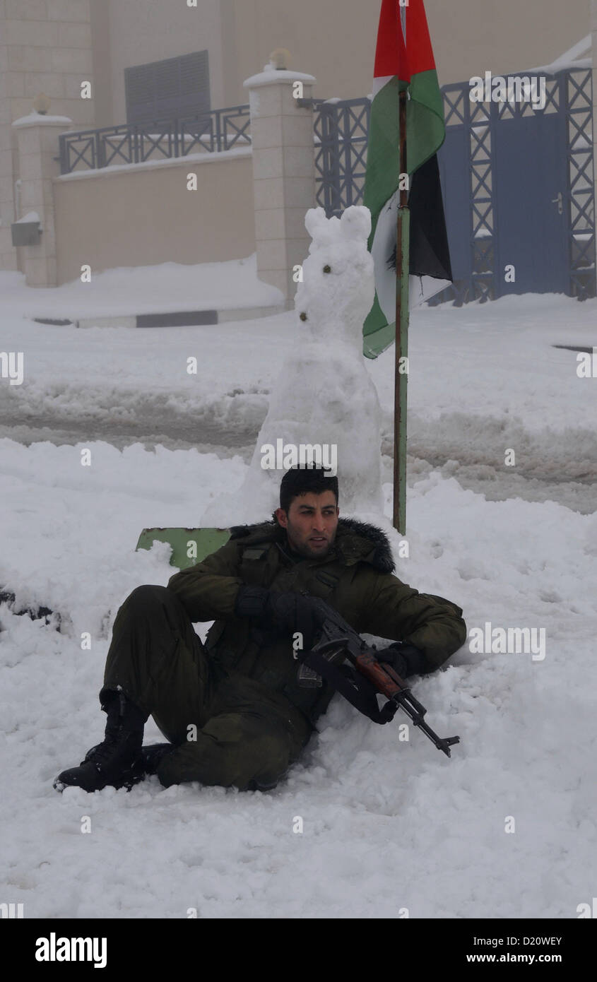 10 janvier 2013 - Hébron, en Cisjordanie, territoire palestinien - le personnel de sécurité palestinien s'engager dans une bataille de boules de neige près de leur siège dans la ville de Cisjordanie d'Hébron 10 janvier 2013. La plus haute altitude dans l'Autorité palestinienne et Israël, y compris Jérusalem, s'attendent à quelque 20 centimètres de neige au-dessus de nuit (crédit Image : © Mamoun Wazwaz APA/Images/ZUMAPRESS.com) Banque D'Images