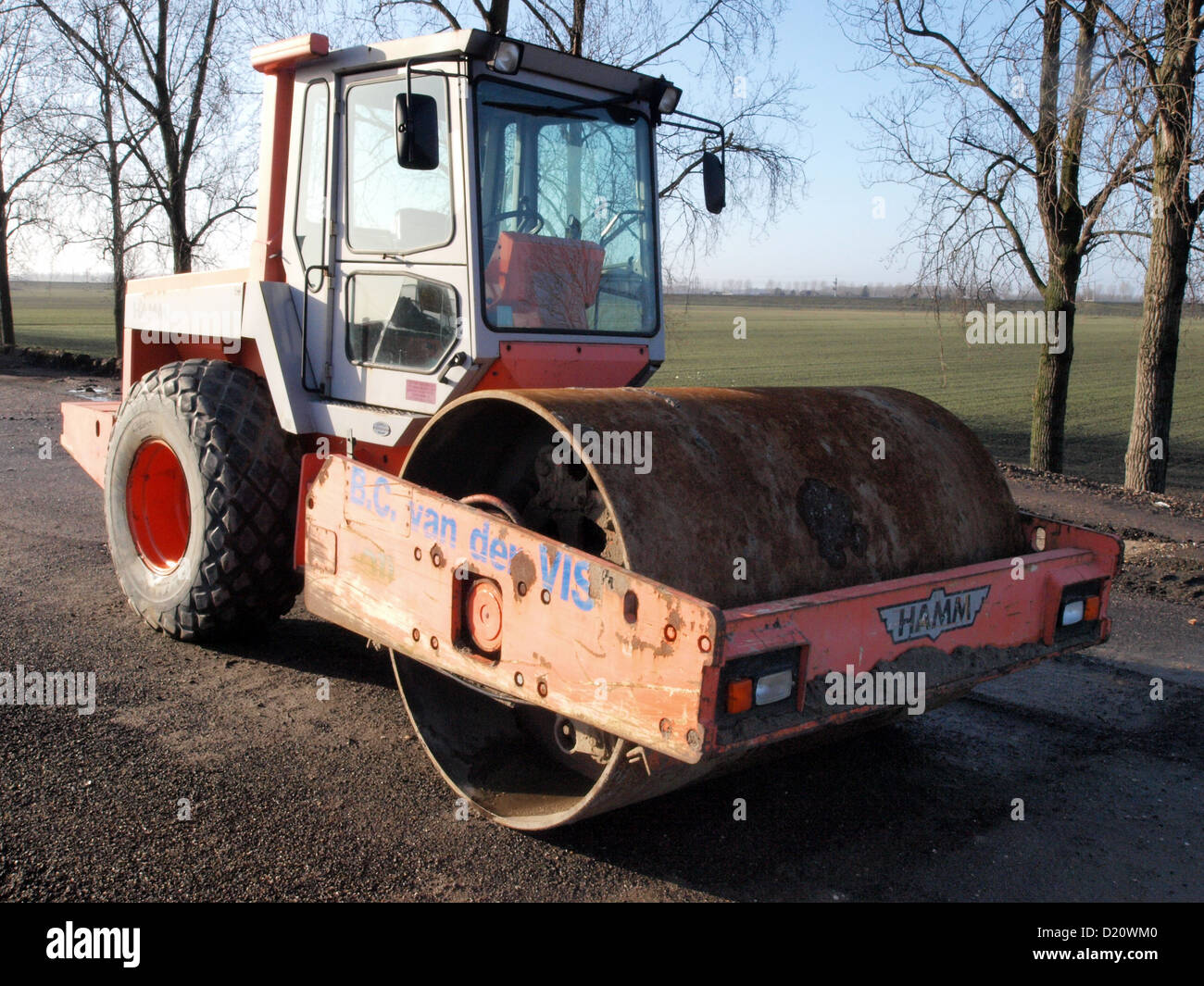 Le rouleau compresseur Hamm est un véhicule de construction lourd utilisé pour compacter le sol, l'asphalte et le béton. Il est essentiel dans la construction et l'entretien des routes pour créer des surfaces lisses et durables. Banque D'Images