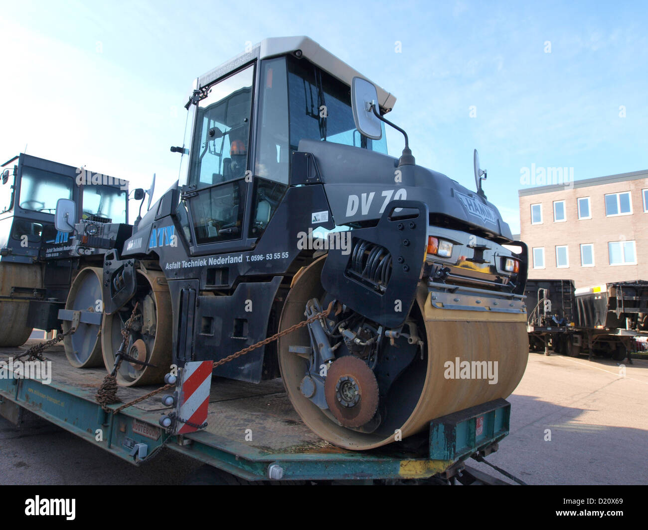 Le rouleau compresseur Hamm est un véhicule de construction robuste utilisé pour le compactage de l'asphalte et du sol dans les projets de construction routière. Reconnue pour son efficacité, elle est une machine incontournable dans les projets de génie civil de grande envergure. Banque D'Images