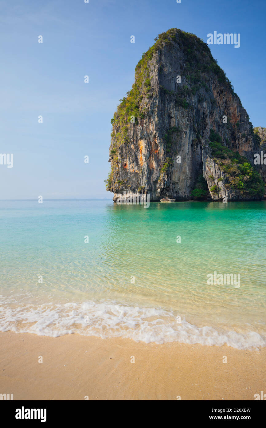 Les roches de la Phra Nang Beach, Ao Nang, Krabi, Thaïlande Banque D'Images