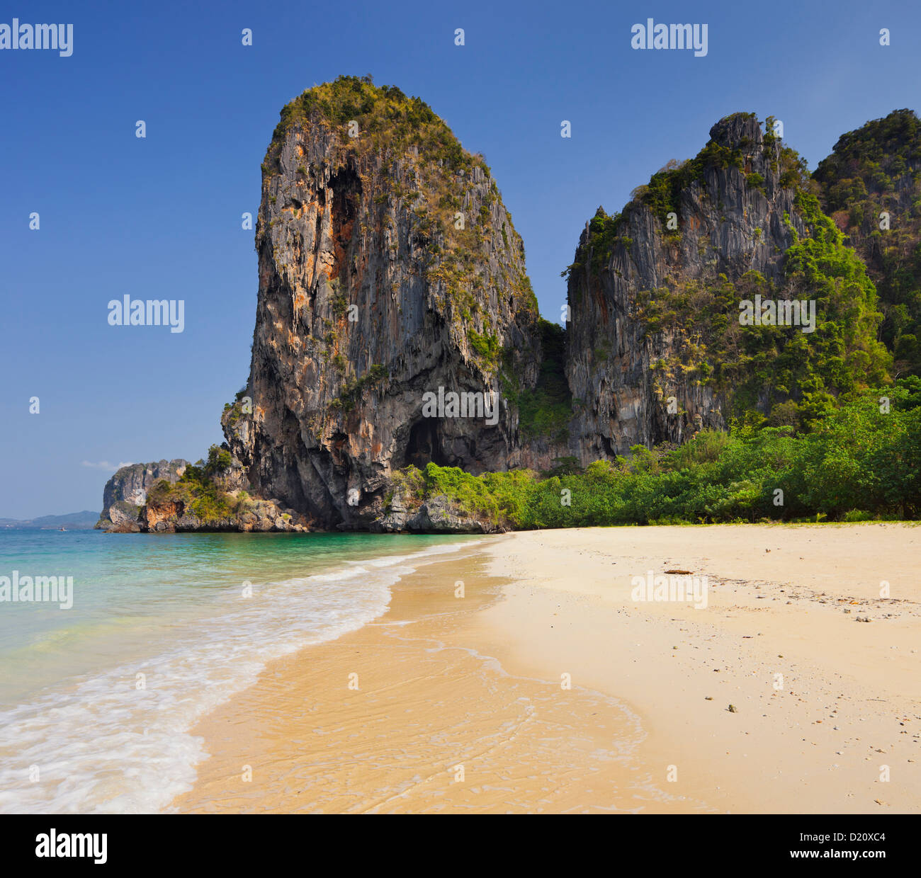 Les roches de la Phra Nang Beach, Ao Nang, Krabi, Thaïlande Banque D'Images