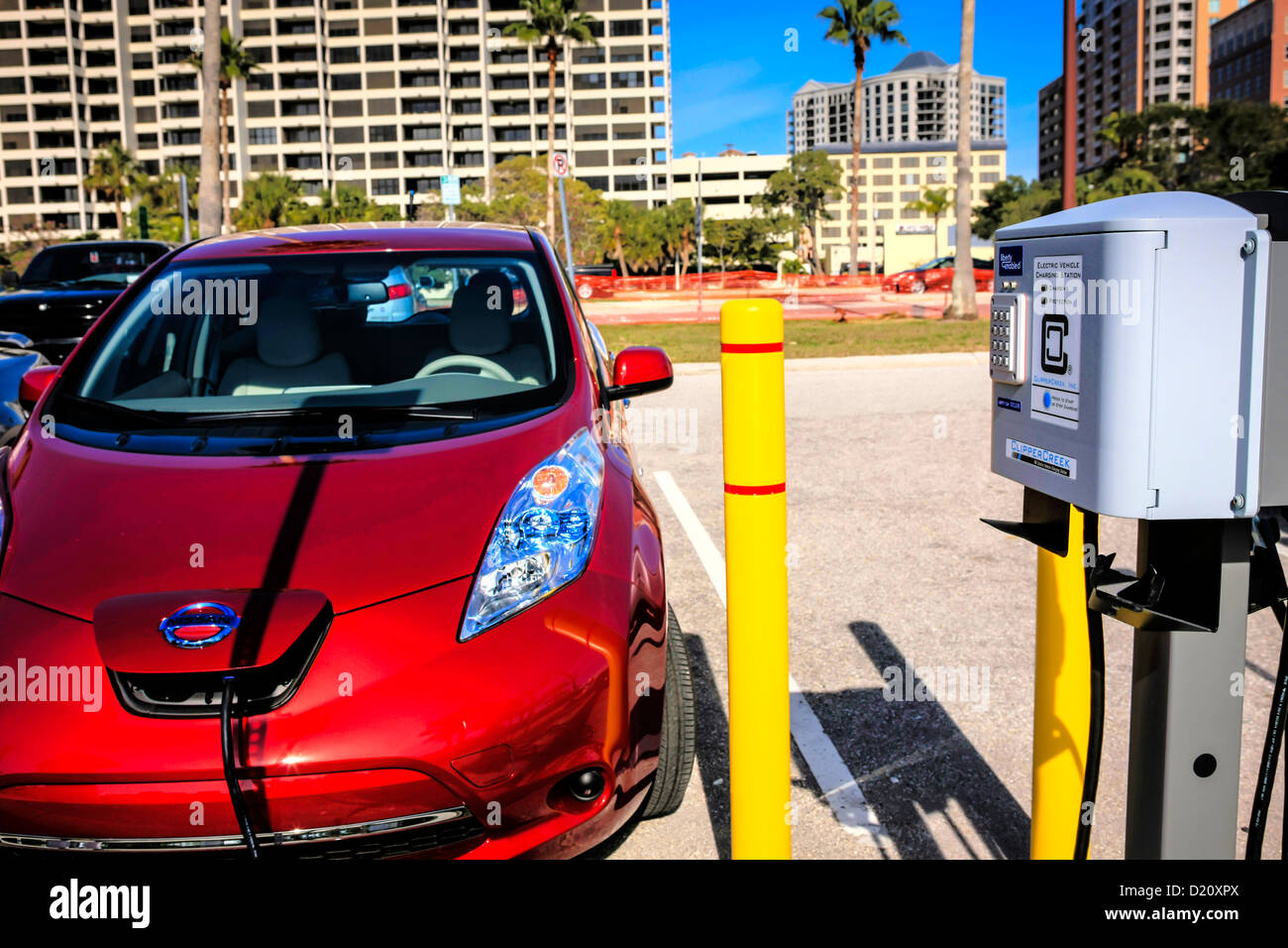 La voiture électrique à une re-energizing station dans la baie de Sarasota Floride parking avant Banque D'Images