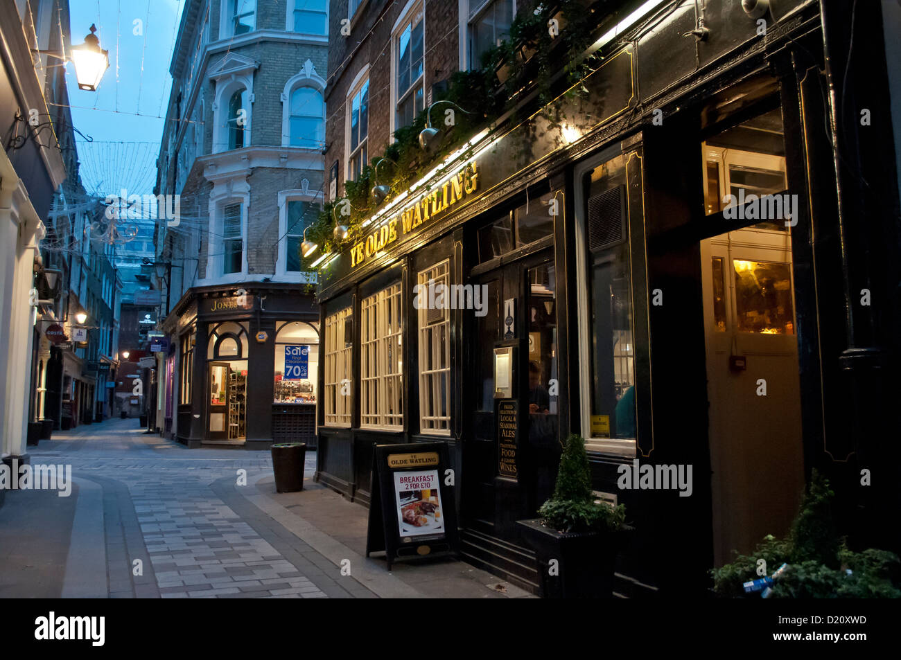 Ye Olde Watling pub dans la ville historique de Bow Lane, City of London, UK Banque D'Images