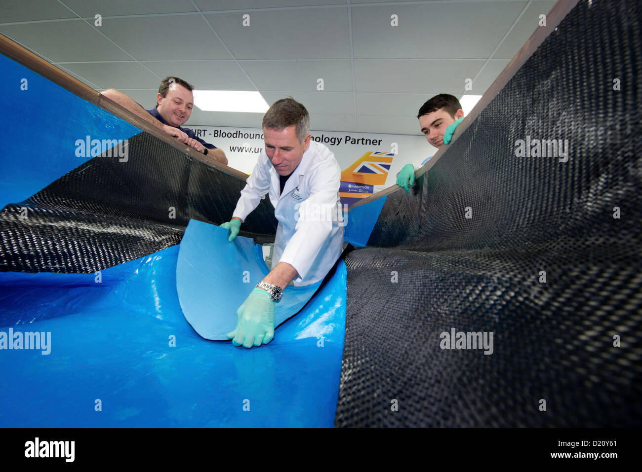 Bognor, UK. 10 janvier 2013. Andy Green OBE voit son 1000mph voiture prendre forme à l'entreprise de Sussex. Le principal fabricant de matériaux composites en fibre de carbone d'URT basé à Bognor construisez le monocoque en fibre de carbone.Aujourd'hui, il a ajouté un morceau de stratifié pour le 'tub' vu par les ingénieurs. Banque D'Images