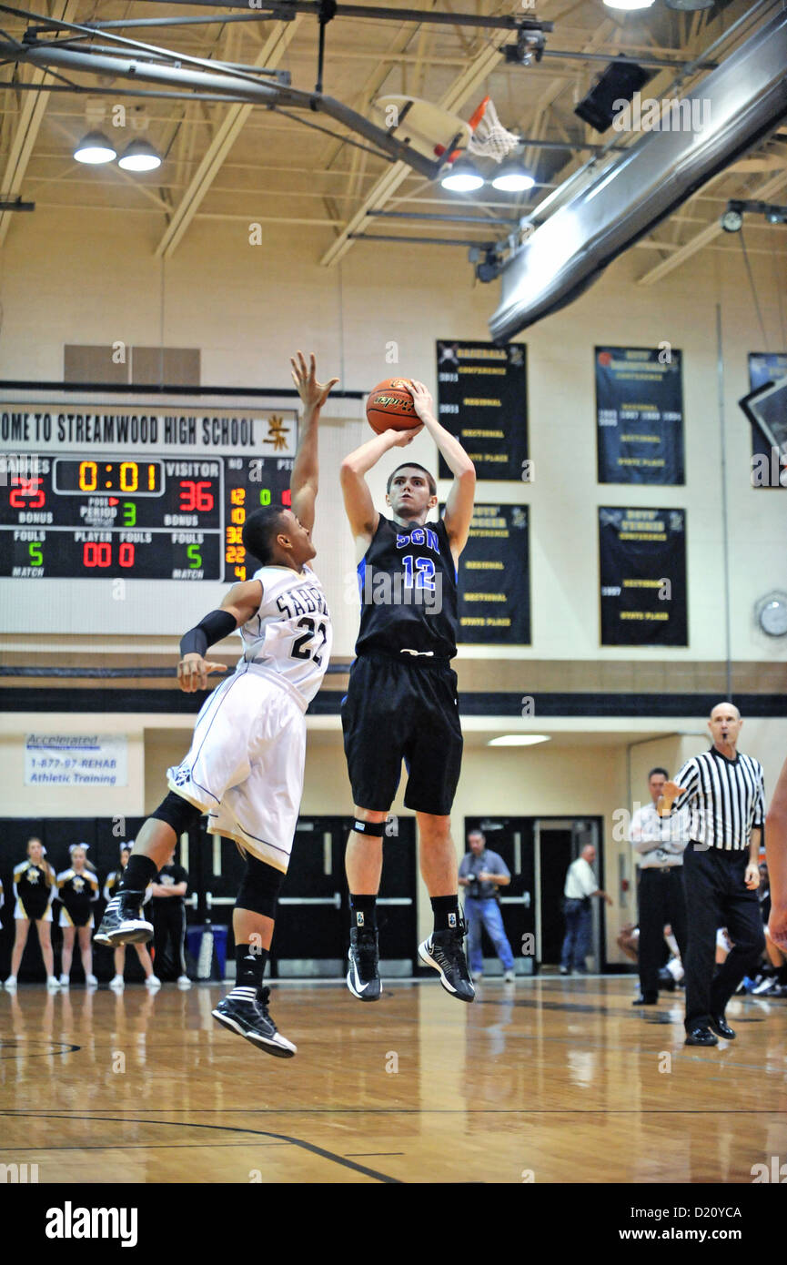 Sport Basket-ball Football player quitte l'étage à descendre un cavalier avant le buzzer se termine la période au cours de l'école secondaire jeu. USA. Banque D'Images