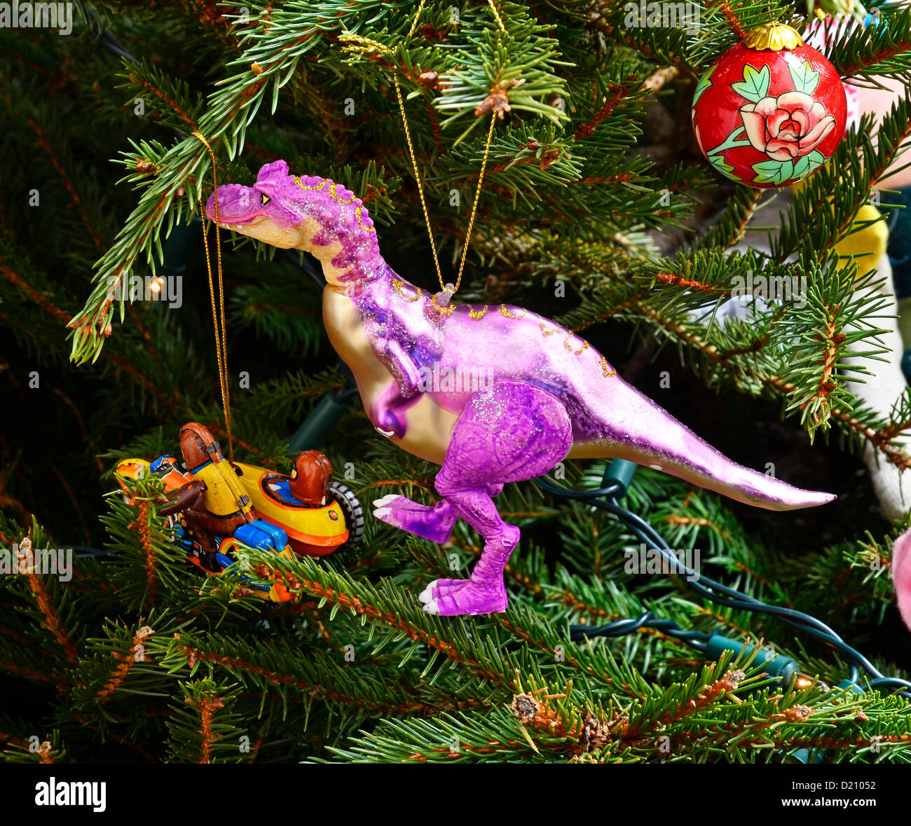 Babiole de dinosaure sur un arbre de Noël dans Northants., UK, 2012. Photo par John Telegraph Robertson-Daily...histoire de Noël. Banque D'Images