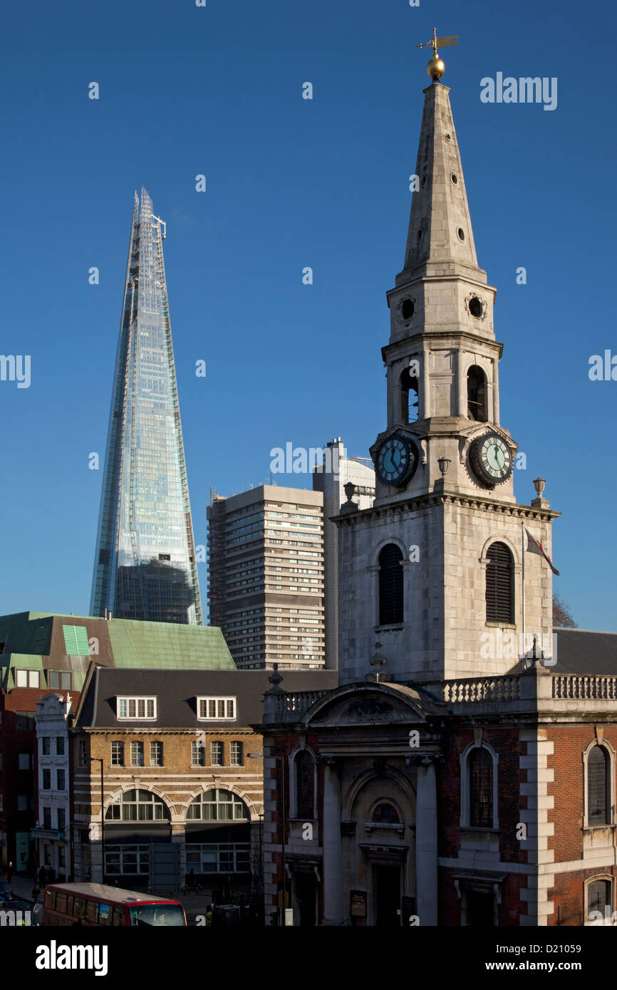 Le Shard building et l'église St.George Martyr, Southwark, Londres Banque D'Images