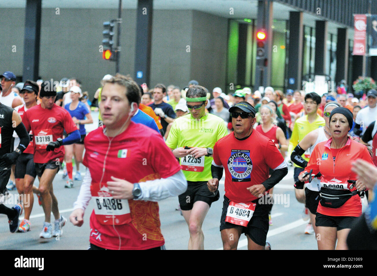 Le Chicago Illinois USA 2012 et 35e Marathon de Chicago deux milles coureurs près de la marque sur le cours comme ils descendre Jackson Boulevard. Banque D'Images