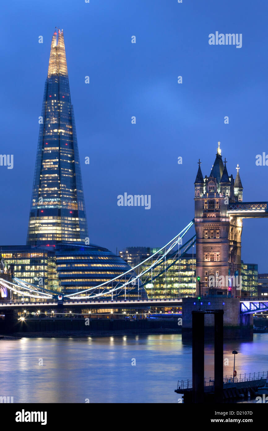 Le long de la Tamise avec le Tower Bridge et nouveau Shard Building at night,Londres,Angleterre,l'Europe. Banque D'Images