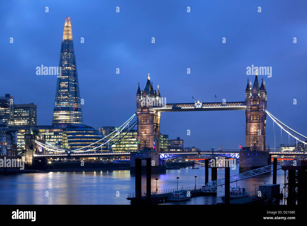 Le long de la Tamise avec le Tower Bridge et nouveau Shard Building at night, Londres, Angleterre, Europe. Banque D'Images
