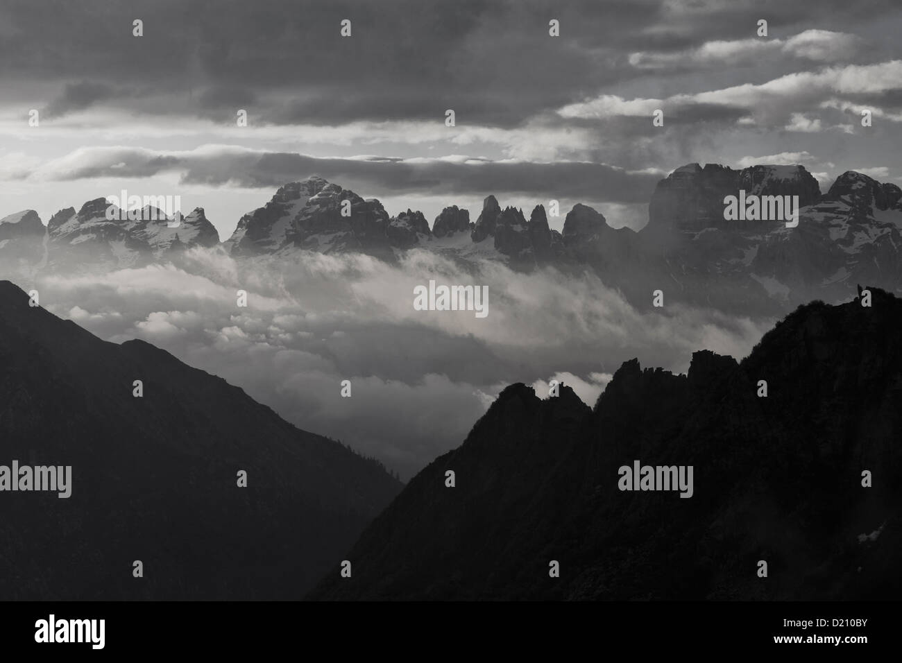 Val Nambrone et vallée de montagnes massif Brenta dans la lumière du matin, Adamello Brenta Nature Reserve, Trentin, Italie Banque D'Images