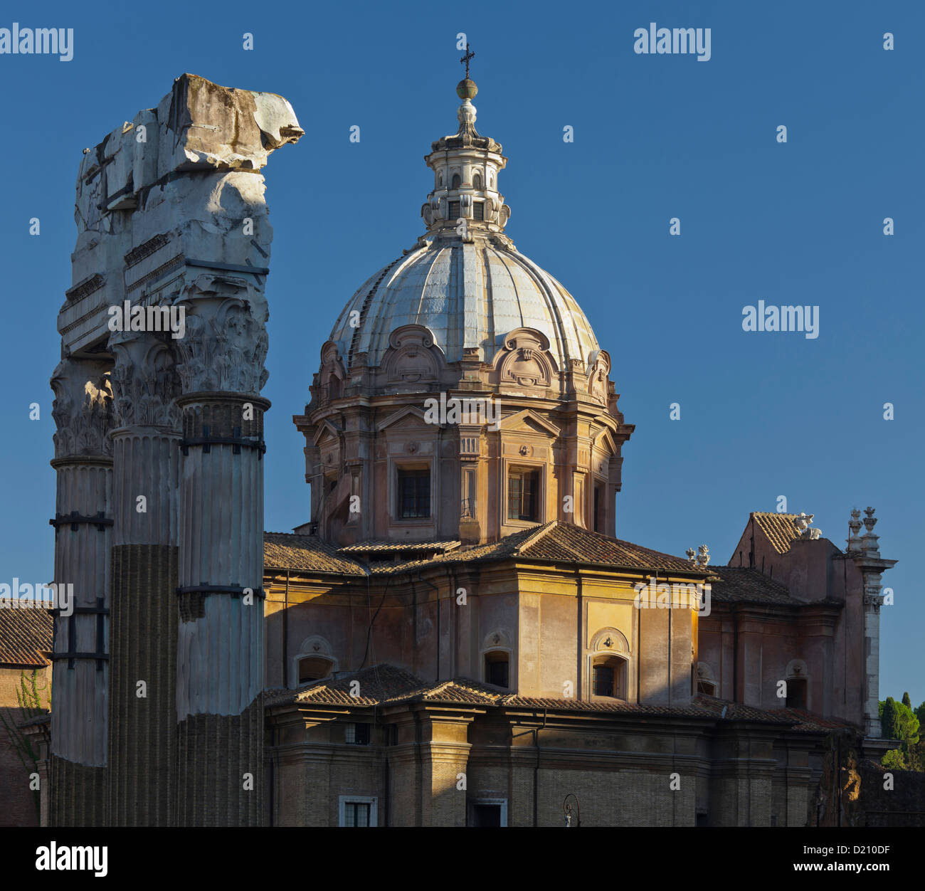 Forum de César, Foro di Cesare, Forum Romanum avec colonnes corinthiennes, l'église Santi Luca e Martina en arrière-plan, Rom, Lazi Banque D'Images