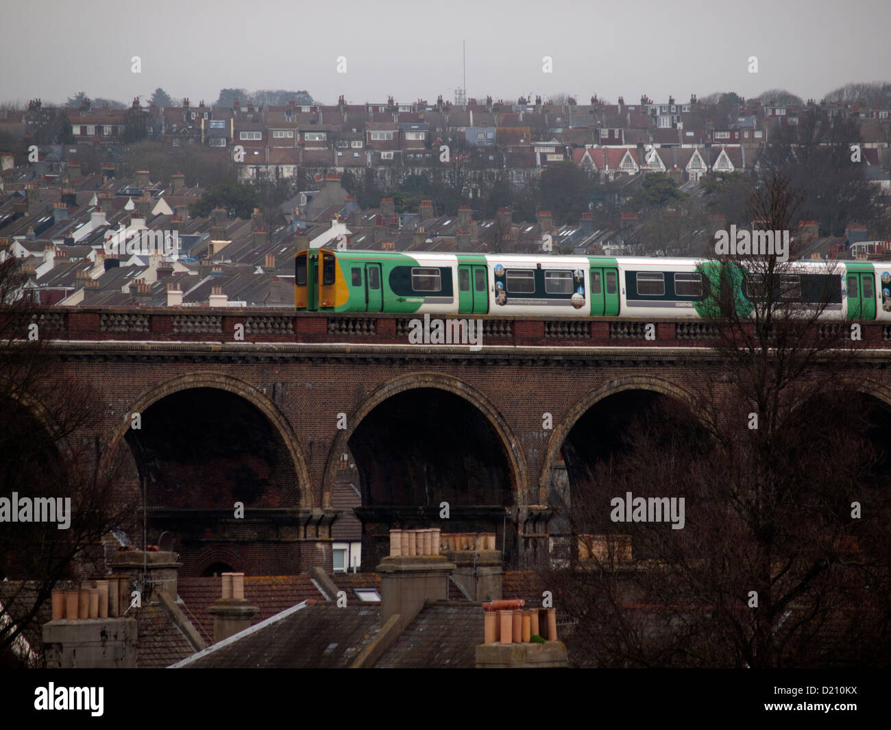 Les chefs d'un train plus de Brighton sur un viaduc. Banque D'Images