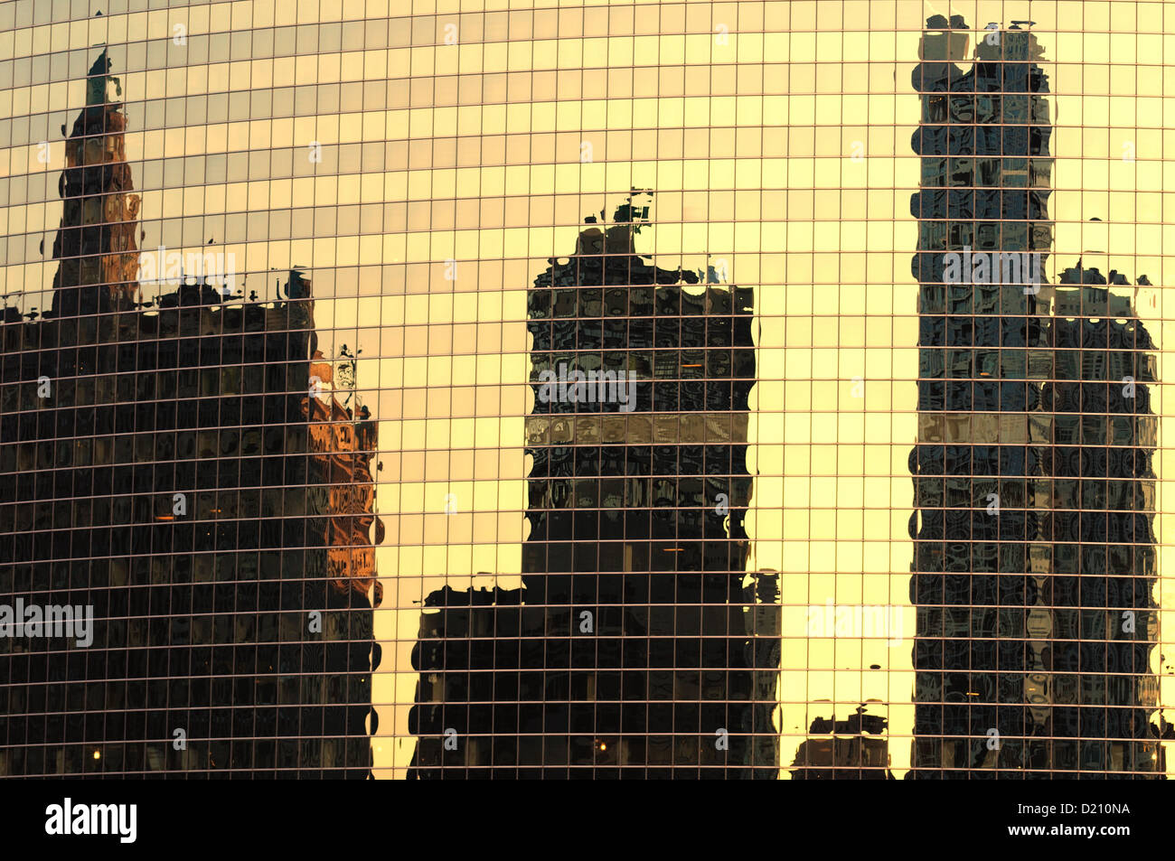 Chicago, Illinois, USA. La 333 West Wacker Drive surface en verre du bâtiment création d'un reflet déformé. Banque D'Images