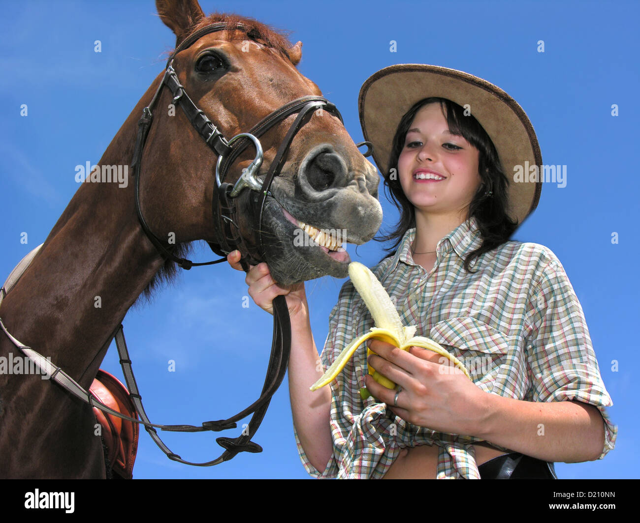 Les jeunes et très happy horse cowgirl Banque D'Images