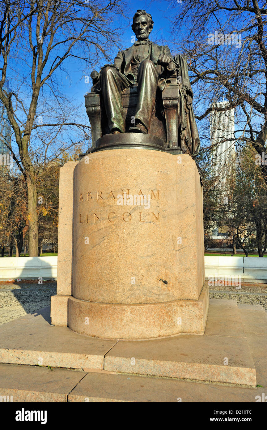 Grant Park Chicago Illinois USA Le chef de l'Etat statue en bronze, également appelé Lincoln assis créé par Augustus Saint-Gaudens. Banque D'Images