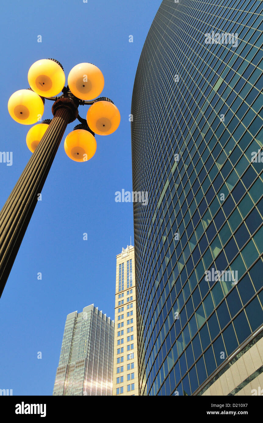USA Illinois Chicago 333 West Wacker Drive Building Street lights Banque D'Images
