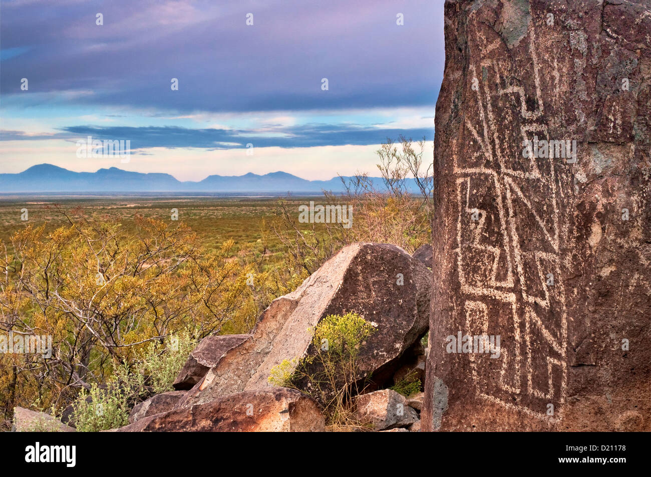 Jornada Mogollon style rock art aux trois rivières sur le site de pétroglyphes de la vallée de Tularosa, montagnes San Andrés dans dist, Nouveau Mexique Banque D'Images