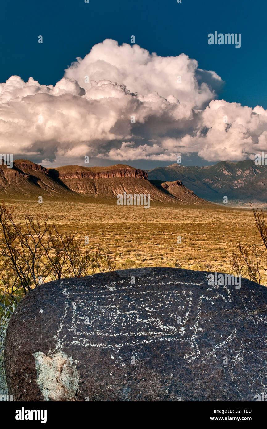 Jornada Mogollon style rock art aux Trois Rivières Site de pétroglyphes, Godfrey Hills près de la Sierra Blanca, Désert de Chihuahuan, Nouveau Mexique Banque D'Images