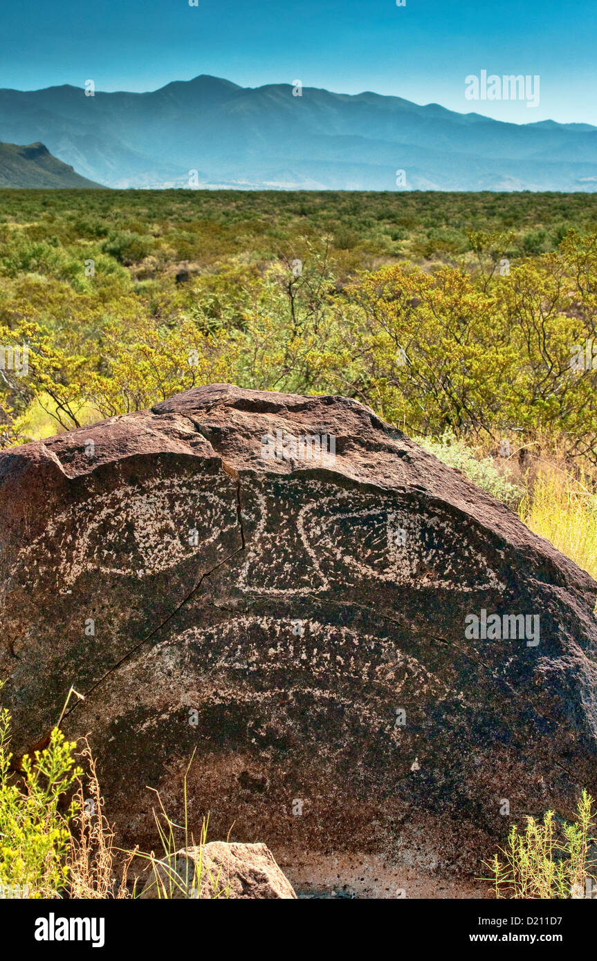 Face à Jornada Mogollon style rock art Site de pétroglyphes aux Trois Rivières, la Sierra Blanca à distance, New Mexico, USA Banque D'Images