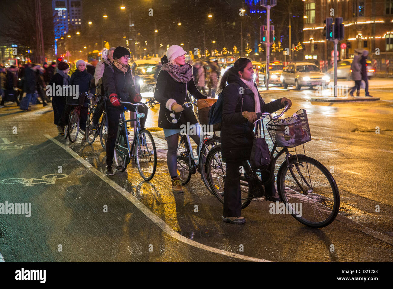 Vélo, la circulation des cycles dans la ville, de nuit, neige, piste cyclable. Copenhague, Danemark, Europe. Banque D'Images