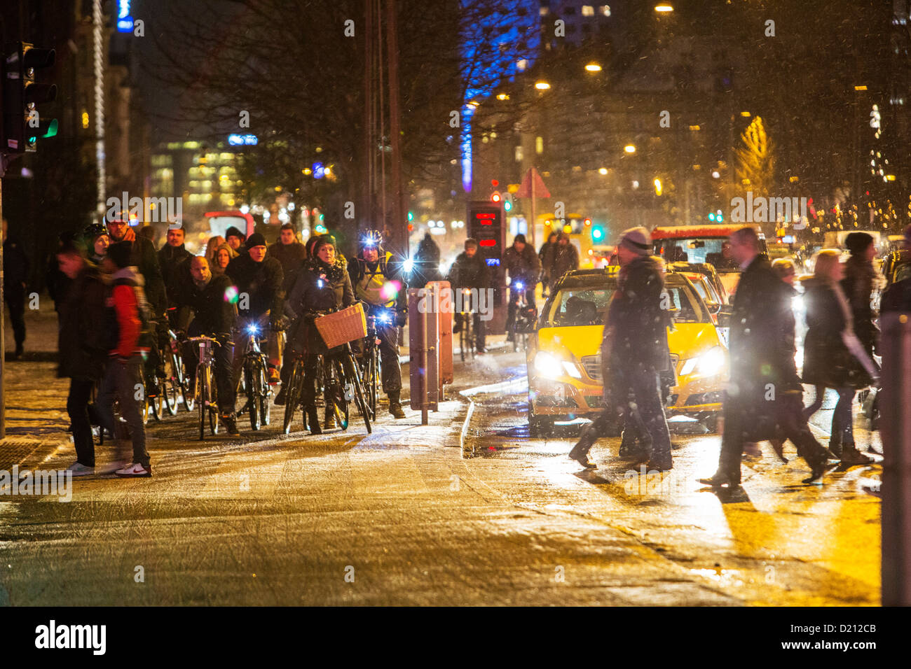 Vélo, la circulation des cycles dans la ville, de nuit, neige, piste cyclable. Copenhague, Danemark, Europe. Banque D'Images