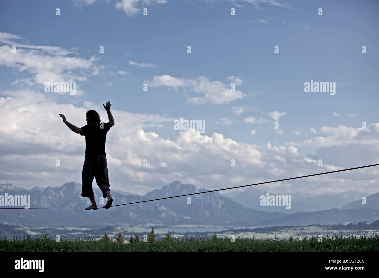 Jeune homme en équilibre sur une palangre, Auerberg, Bavaria, Germany, Europe Banque D'Images