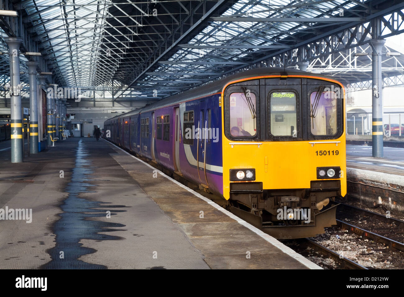 Le nord de l'unité Diesel 150119  le brouillard et la bruine à la gare de Southport  Northern Line réseau Merseyrail Merseyside, Royaume-Uni Banque D'Images