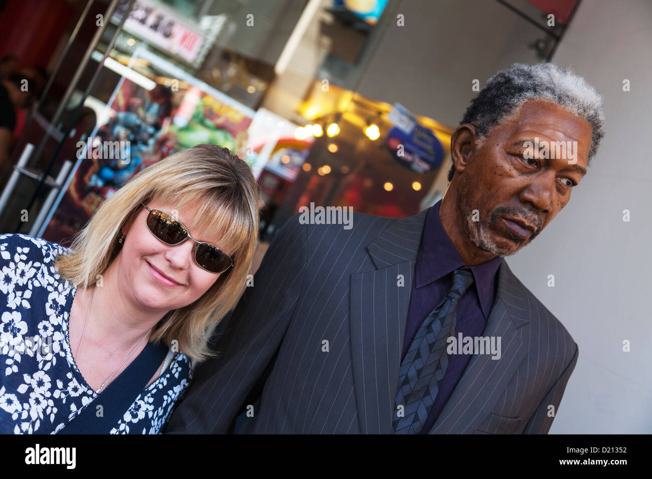 Jolie dame avec de la cire travail de Morgan Freeman en dehors de Madame Tussauds à Times Square New York City Banque D'Images