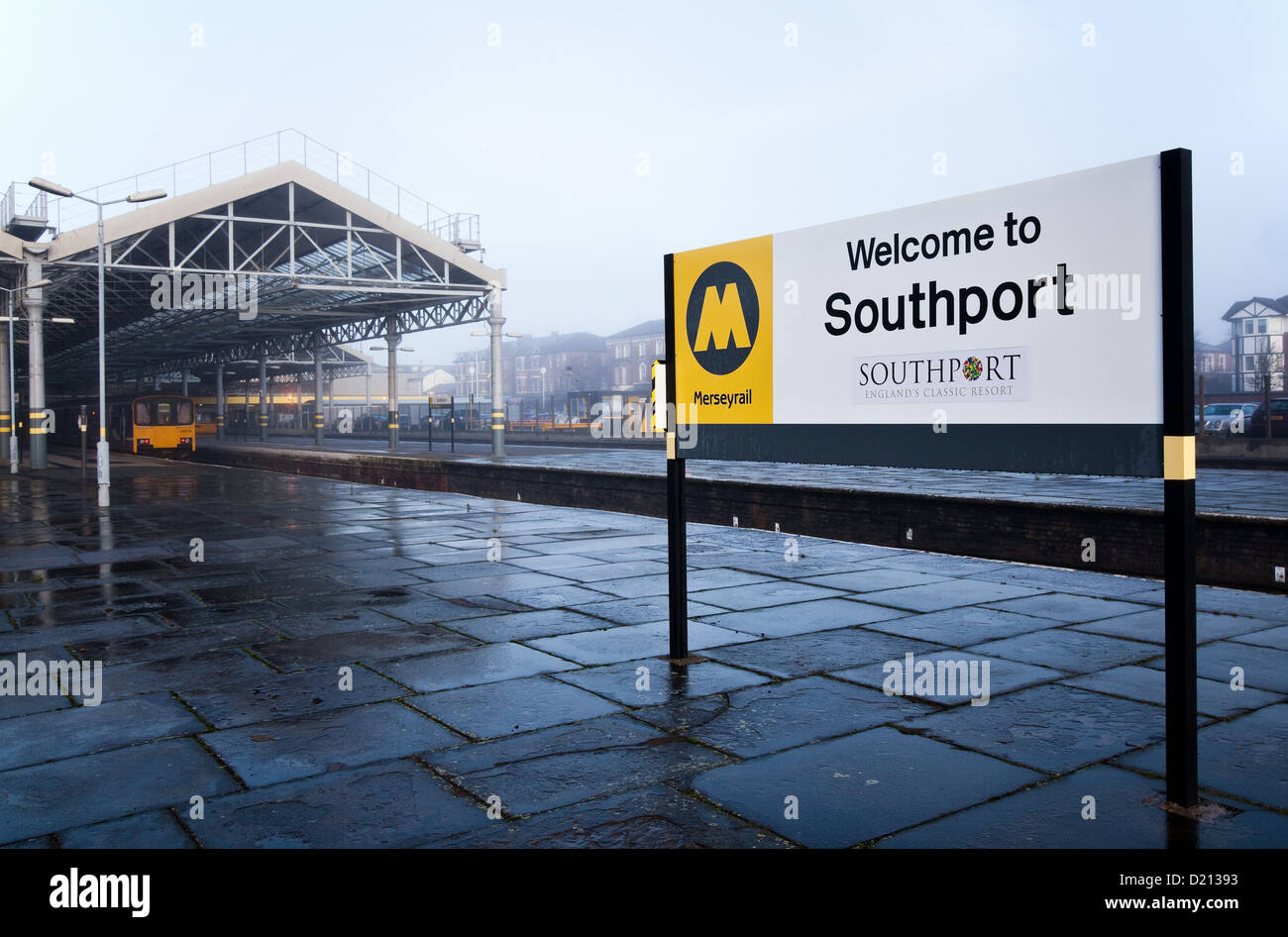 Avis Accueil  le brouillard et la bruine à la gare de Southport  Northern Line réseau Merseyrail Merseyside, Royaume-Uni Banque D'Images