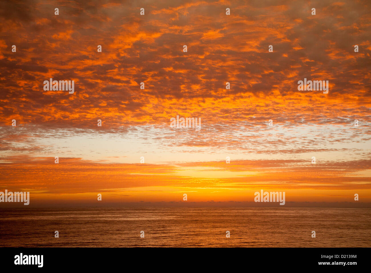 Nuages au coucher du soleil, vue depuis le bord du bateau de croisière MS Allemagne, Peter Deilmann Reederei, au cours de voyage d'Amérique du Sud, l'Afrique Banque D'Images