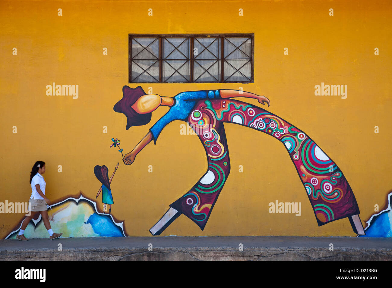 Fille de l'école marche devant de la murale, Puntarenas, Costa Rica, Amérique Centrale Banque D'Images