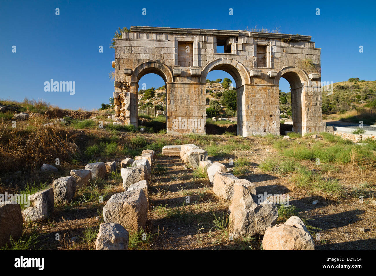 De l'ancienne passerelle arquée Triple Patara, triomphe d'Metius Modestus, côte lycienne, Mer Méditerranée, Turquie Banque D'Images