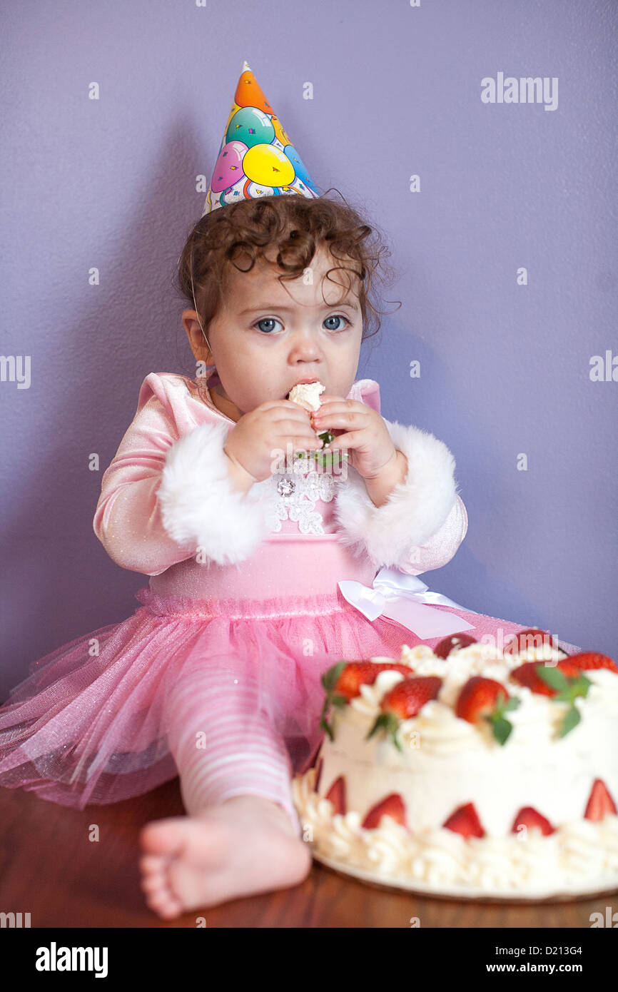 Cute Baby Girl Wearing A Party Hat Manger Et Jouer Avec Un Gateau D Anniversaire Photo Stock Alamy Cute Baby Girl Wearing A Party Hat Manger Et Jouer Avec Un Gateau D Anniversaire Photo Stock Alamy