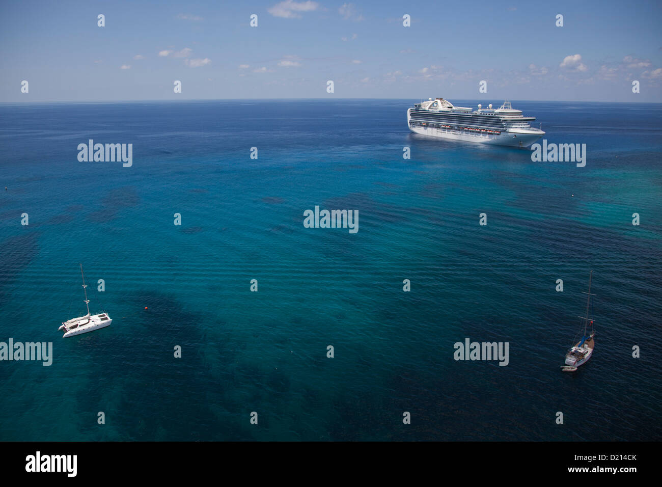 Vue aérienne de voiliers et de bateau de croisière Crown Princess (Princess Cruises), George Town, Grand Cayman, Cayman Islands, Caribbean Banque D'Images