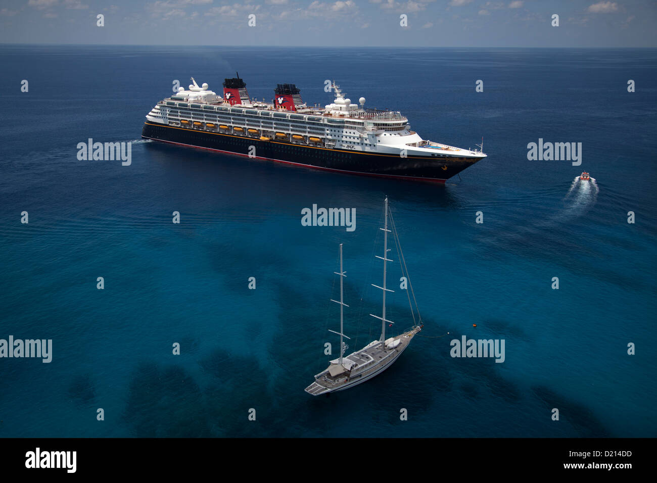 Vue aérienne d'un voilier et bateau de croisière Disney Magic (ligne de croisière de Disney), George Town, Grand Cayman, îles Caïmans, Caribbea Banque D'Images