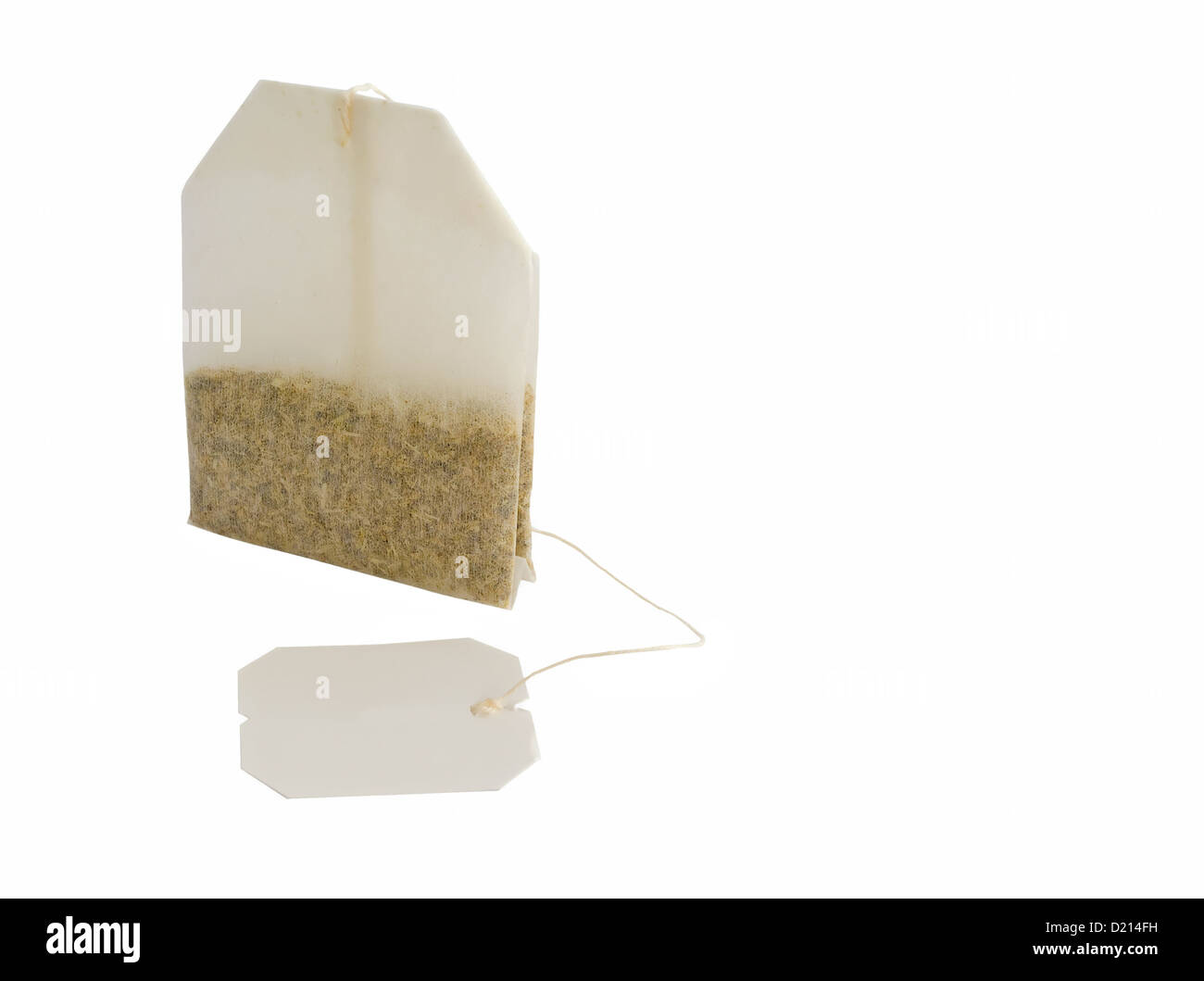 Sachet de thé isolé avec étiquette vierge sur fond blanc. Banque D'Images