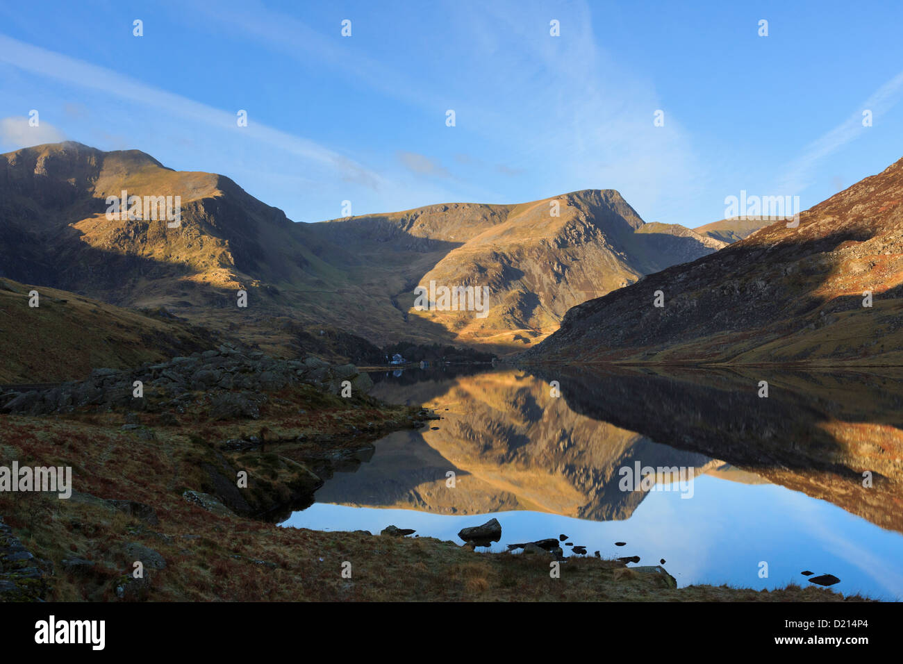 Vue le long du lac de Llyn Ogwen Y Garn et Foel Goch montagnes dans le parc national de Snowdonia, Ogwen Valley, Gwynedd, au nord du Pays de Galles, Royaume-Uni Banque D'Images