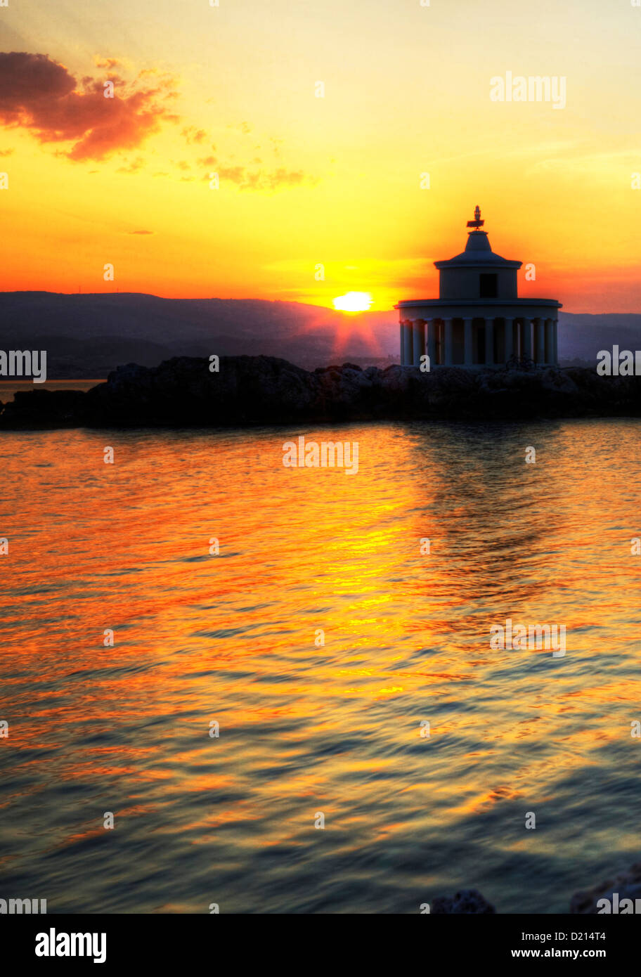 Capitale de Argostoli Céphalonie, îles grecques, Grèce, phare emblématique de Saint Theodoroi lueur orange au coucher du soleil Banque D'Images