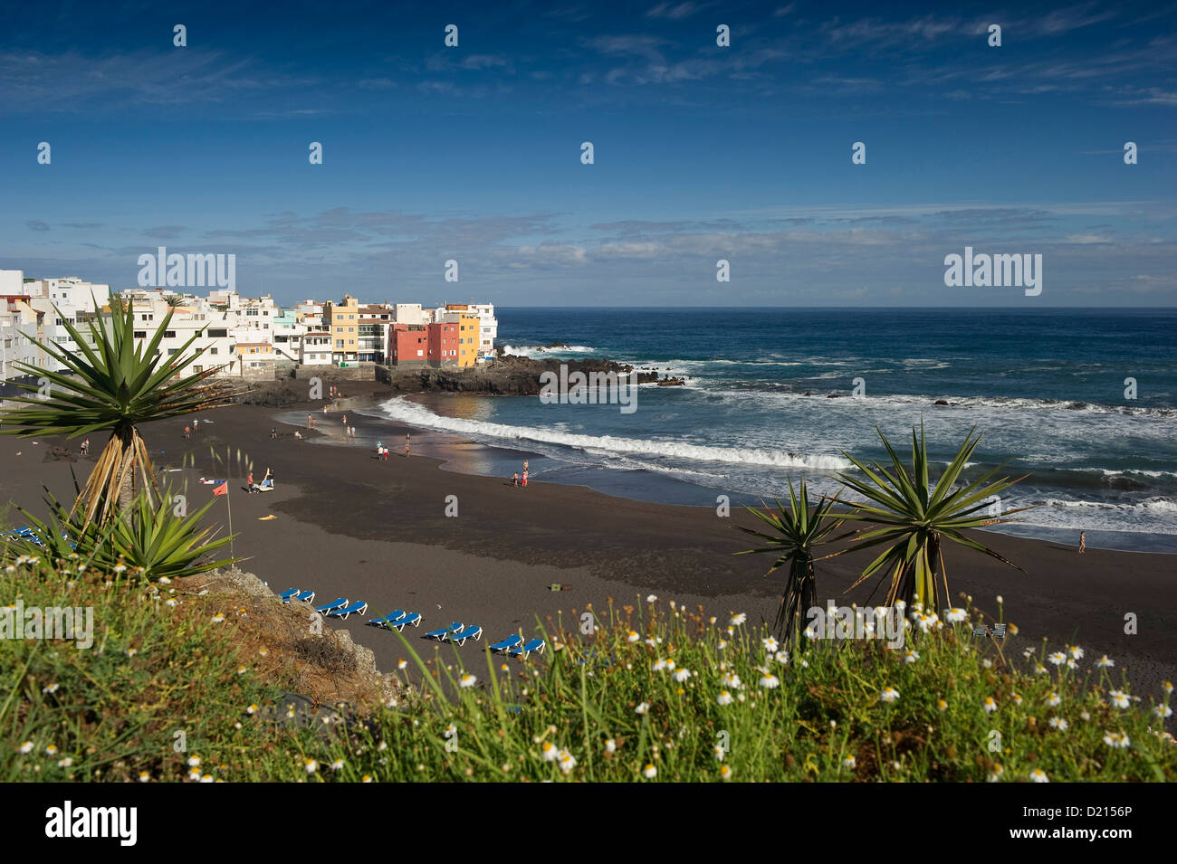 Avis de personnes sur la plage, Puerto de la Cruz, Tenerife, Canaries, Espagne, Europe Banque D'Images