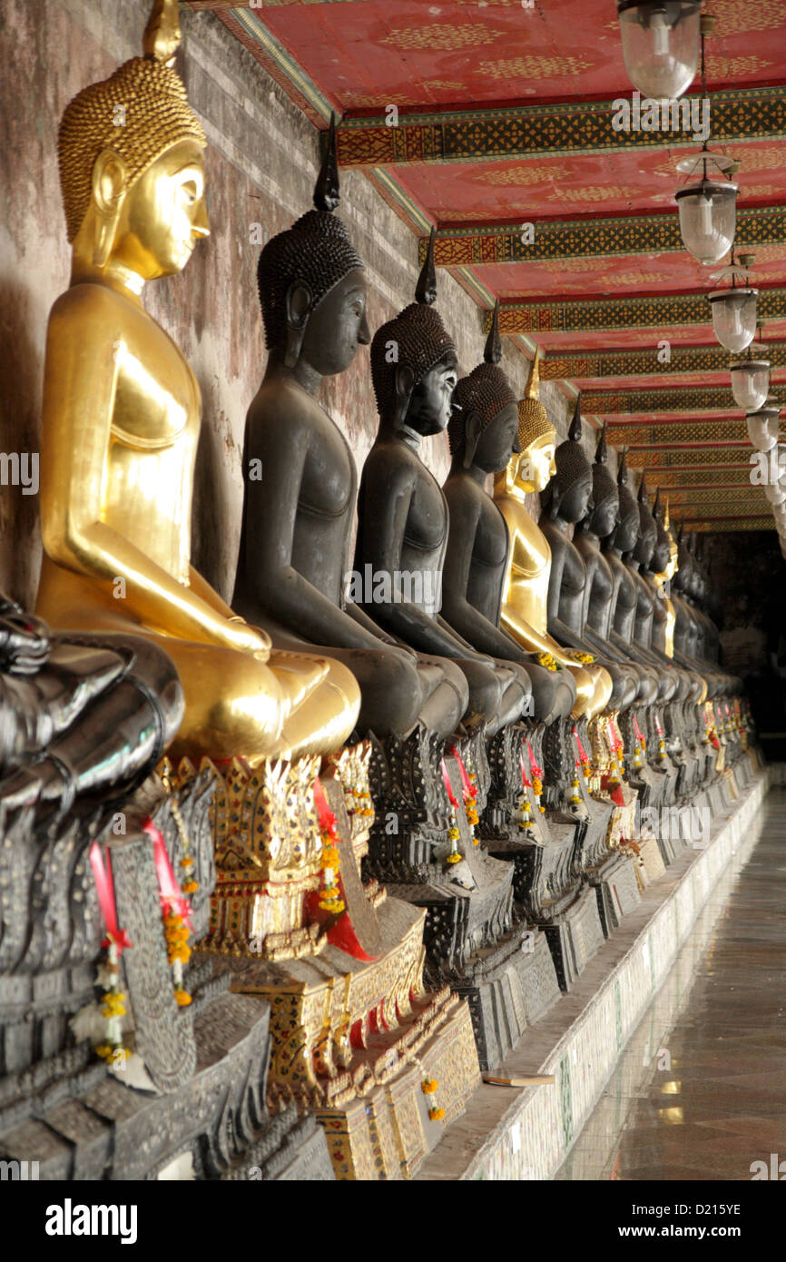 Bouddhas d'or dans la région de Wat Suthat temple à Bangkok , Thaïlande Banque D'Images