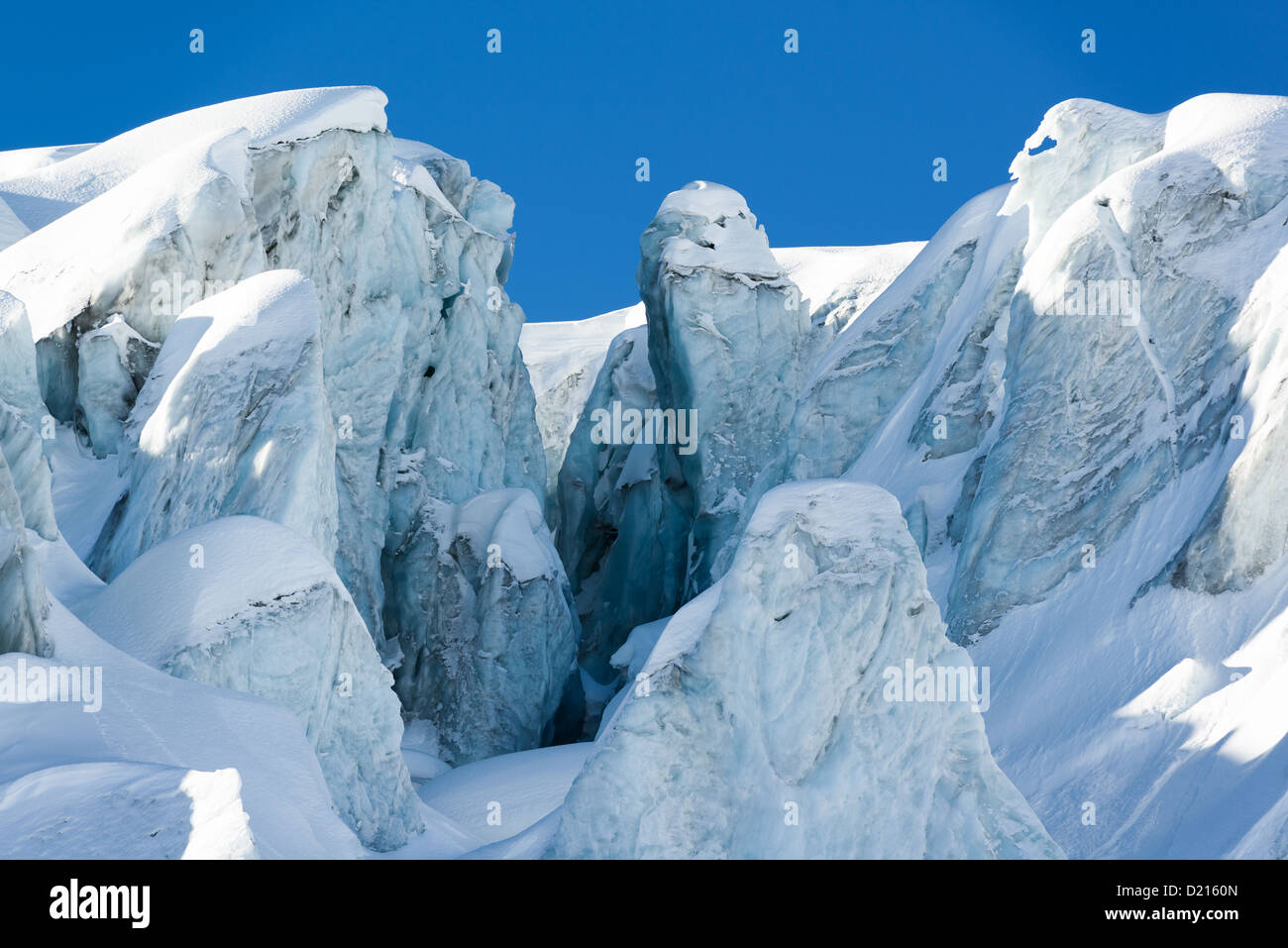 Crevasse glaciaire et structures de glace dans un glacier au-dessus de Saas-Fee, Valais, Suisse Banque D'Images