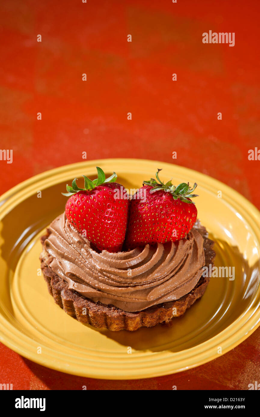 Une tarte au chocolat avec des fraises sur une assiette à la boulangerie. Banque D'Images