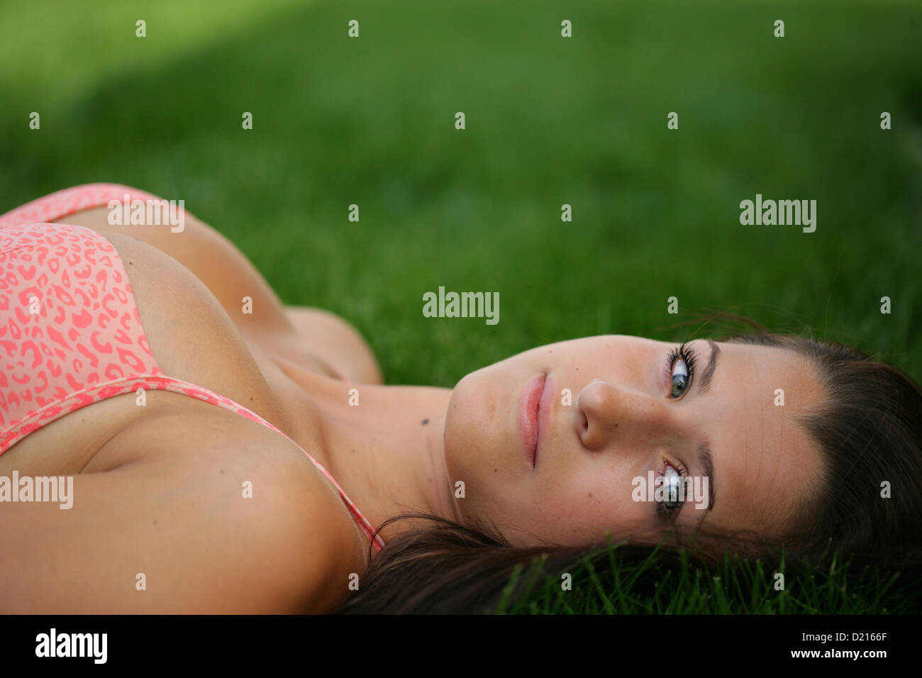 Teenage girl lying in meadow, Vienne, Autriche Banque D'Images