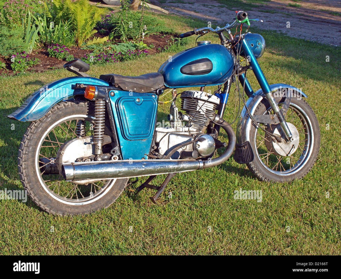 Retro moto temps soviétique russe Izh-Planeta avec un siège place Photo  Stock - Alamy